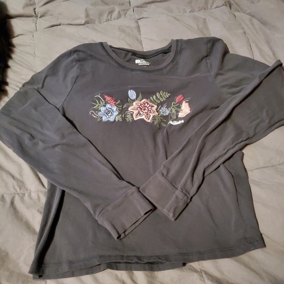 Hollister Tops - HOLLISTER embroidered floral long sleeve dark gray tee